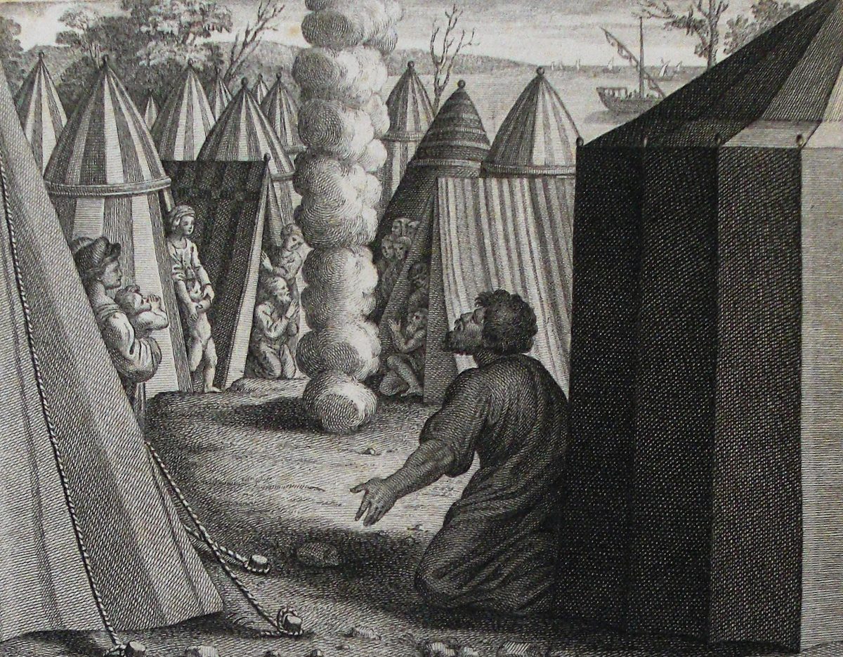 A black-and-white copperplate engraving. At the center, a tall pillar of cloud rises from the ground, rendered as a stack of rounded, billowing puffs. To its right, a bearded man in a loose robe kneels on the ground just outside a large dark tent, one hand reaching toward the cloud. Behind the cloud, a row of conical tents fills the middle distance, and at nearly every tent door a small figure stands or kneels, several with hands raised, watching the pillar. Trees, low hills, and a small sailing boat on a distant river fill the background.